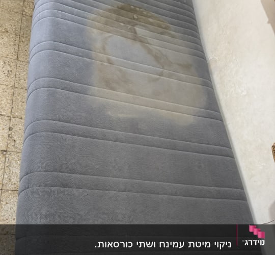 מזרן עם כתם גדול לפני ניקוי